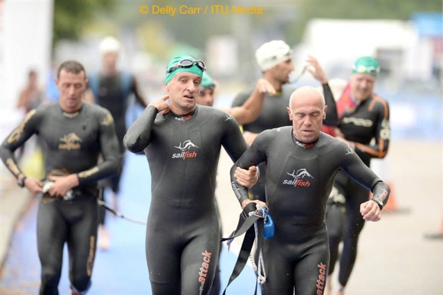 Alberto e Claudio con la muta appena usciti dall'acqua 